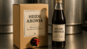 Frisch gepresster Aroniasaft aus deutschen Aroniabeeren bei Heide Aronia – Abfüllung in 3-Liter-Bag-in-Box und Glasflaschen in moderner Mosterei
